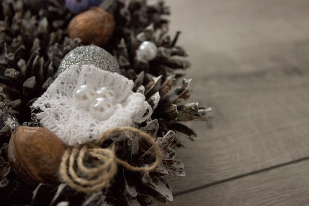 Décorations de Noël sur un fond en bois Couronne de Noël sur un fond en bois fait à la main