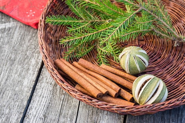 Décorations de Noël sur fond de bois avec espace publicitaire