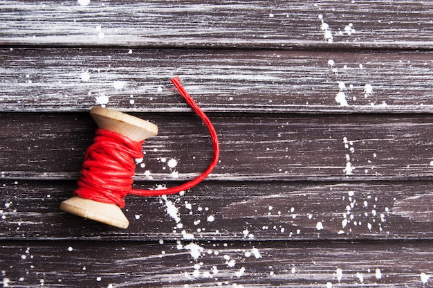 Décorations de Noël sur fond brun minable