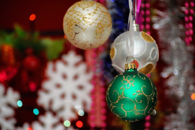 Décorations de Noël sur fond de lumières. Boules de noel .