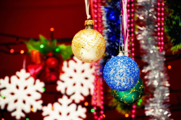 Décorations de Noël sur fond de lumières. Boules de noel .