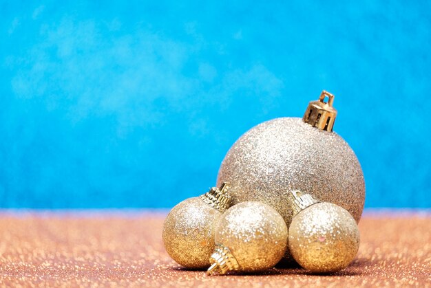 Décorations de Noël sur fond de paillettes