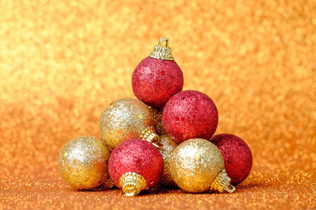 Décorations de Noël sur fond de paillettes