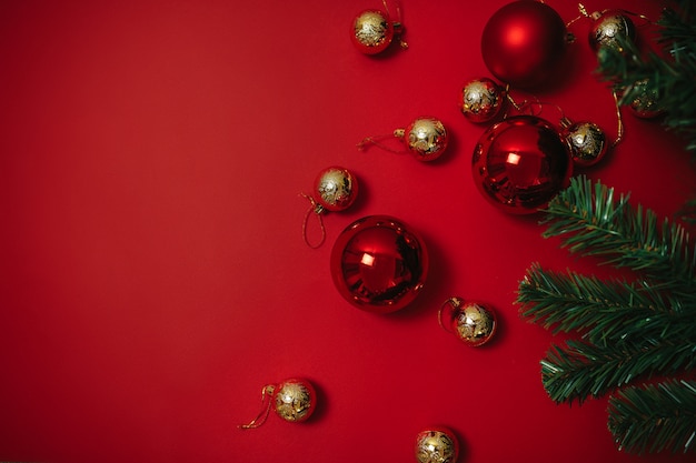 Décorations de Noël sur fond rouge