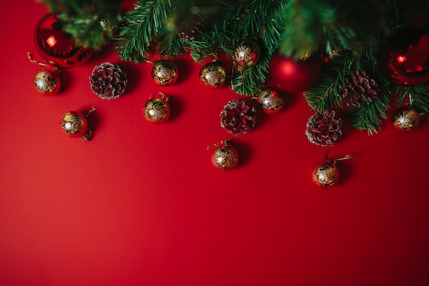 Décorations de Noël sur fond rouge