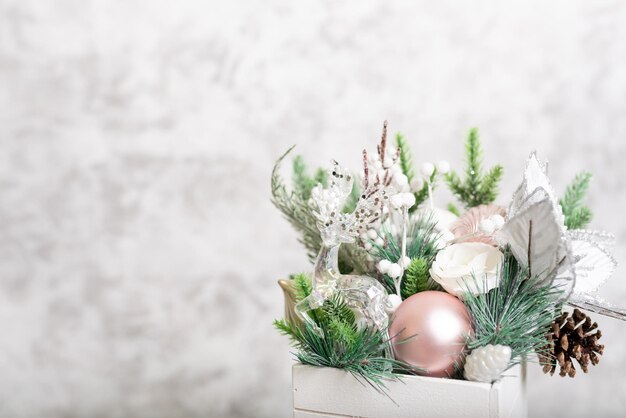 Décorations De Noël Gris Isolé. Coffret Blanc Avec Boules De Noël Et Ornement Floral