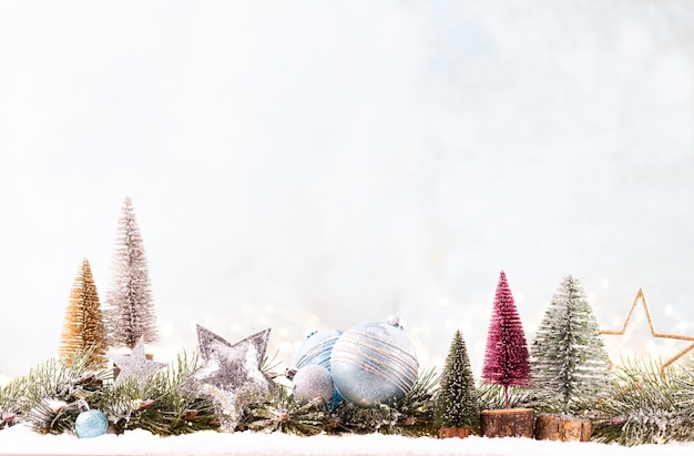 Décorations de Noël avec guirlandes lumineuses