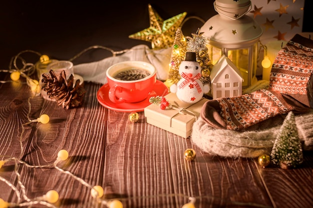 Décorations de Noël et d'hiver sur une table en bois avec des lumières décoratives Fond de Noël