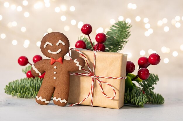 Photo décorations de noël avec l'homme au pain d'épice et la boîte à cadeaux