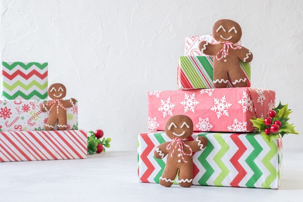 Décorations de Noël avec des hommes en pain d'épice et boîte-cadeau