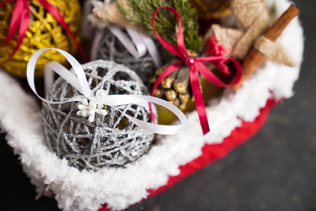 Décorations de Noël, jouets de Noël sur une surface noire