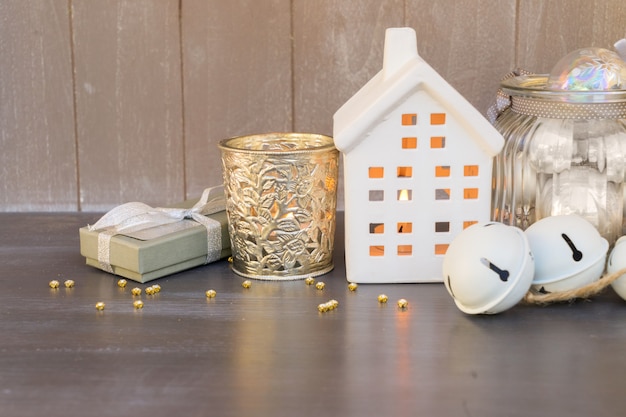 Décorations de Noël et maison d'hiver blanche avec lumières rougeoyantes et coffret cadeau