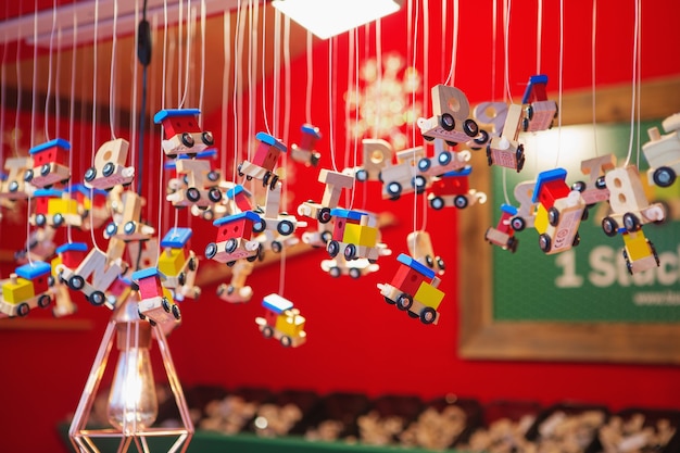 Décorations de Noël sur un marché de Noël. Joyeux Noël, jolie décoration festive, beaux jouets pour le nouvel an