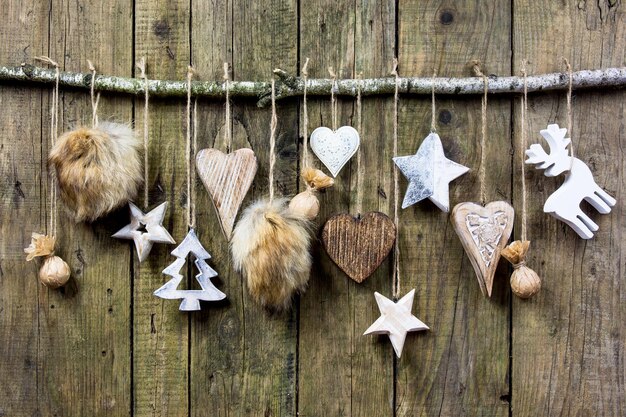 Décorations de Noël sur le mur en bois