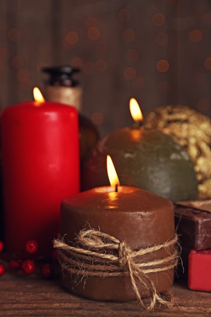 Décorations de Noël sur mur avec fond de lumières