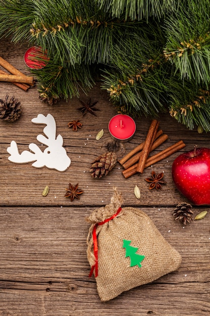 Décorations de Noël nature sur des planches en bois vintage avec cadeau en sac