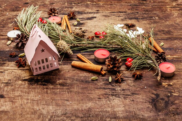 Photo décorations de noël nature sur des planches en bois vintage