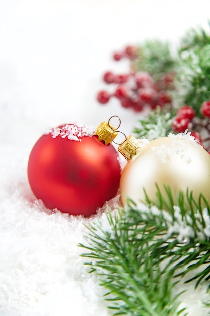 Décorations de Noël sur la neige