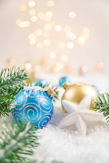 Décorations de Noël sur la neige