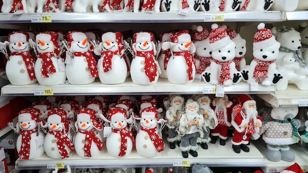 Décorations de Noël Les ours de bonhomme de neige du Père Noël vendent sur le comptoir de la boutique