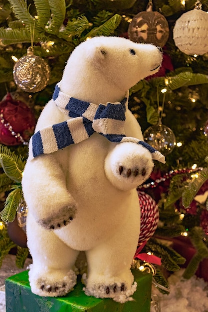 Décorations de Noël un ours polaire jouet se tient à côté d'un arbre de Noël artificiel exposition stylisée de la veille de Noël pour les visiteurs