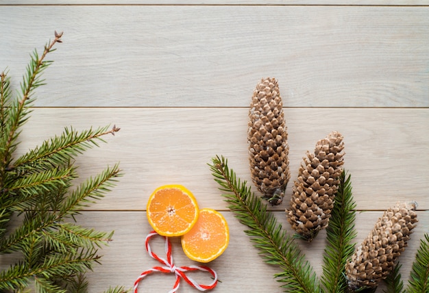 Décorations de Noël à partir de branches de sapin et des fruits de mandarine