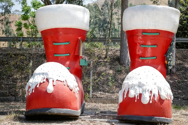 Décorations de Noël avec le Père Noël et boules colorées dans le jardin