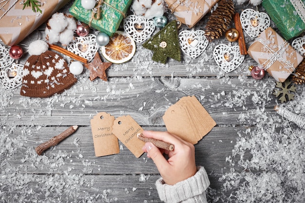 Décorations de Noël et des pommes de pin sur une table en bois grise