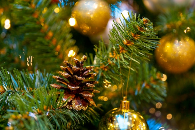 Décorations de Noël pour l'arbre de Noël. Arrière-plan flou de vacances.