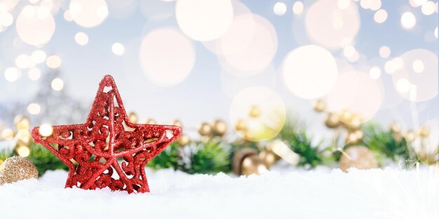 Décorations de Noël avec reflets de lumière sur l'espace de copie de neige