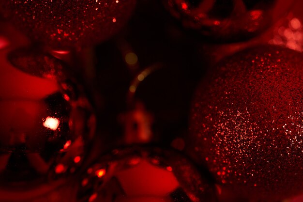 Décorations de Noël rouges sur fond sombre
