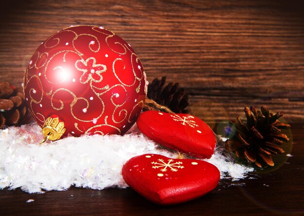 Décorations de Noël rouges sur la neige