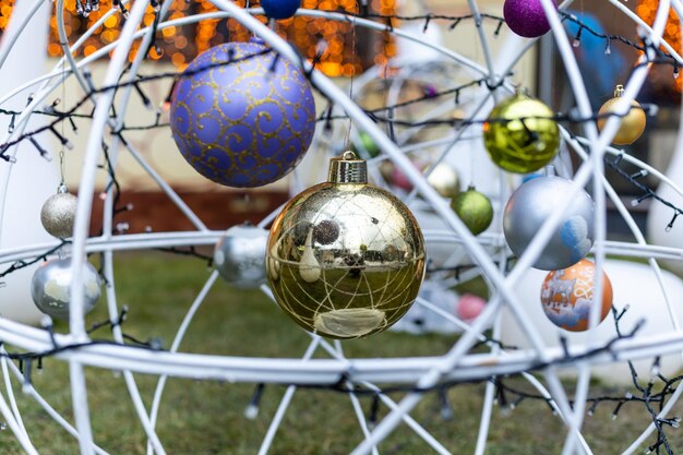 Décorations de Noël de rue : une couronne avec des boules et des guirlandes