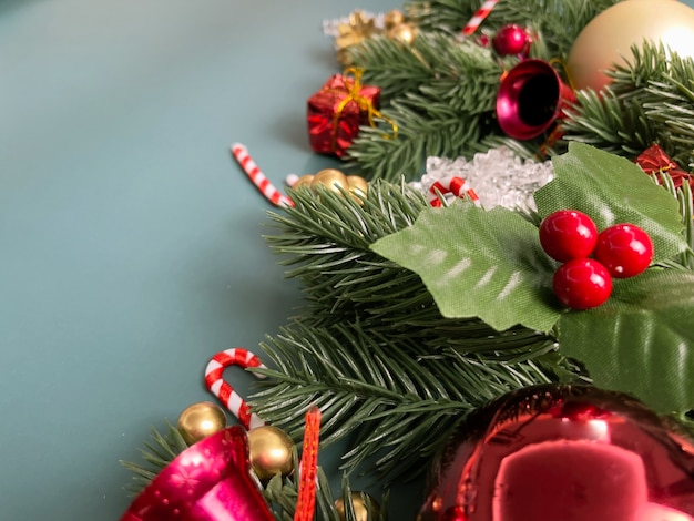 Décorations de Noël sapin laisse des boules d'or flocons de baies rouges sur fond bleu