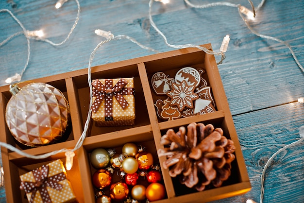 Les décorations de Noël sont dans une boîte