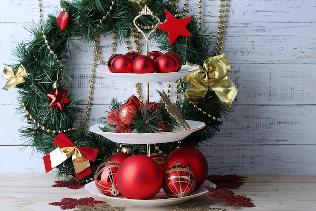 Décorations de Noël sur le stand de dessert, sur fond de bois de couleur