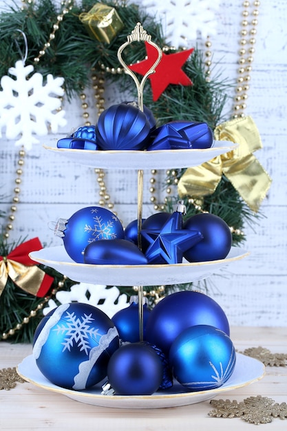 Décorations de Noël sur le stand de dessert, sur fond de bois de couleur