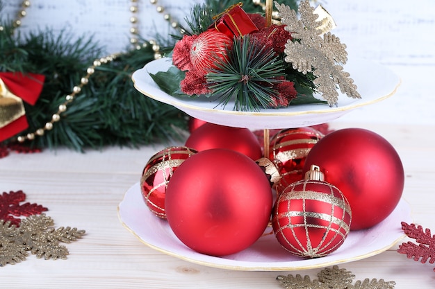 Décorations de Noël sur le stand de dessert, sur fond de bois de couleur