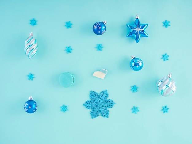 Décorations de Noël sur une surface bleu clair