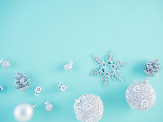 Décorations de Noël sur une surface bleu clair