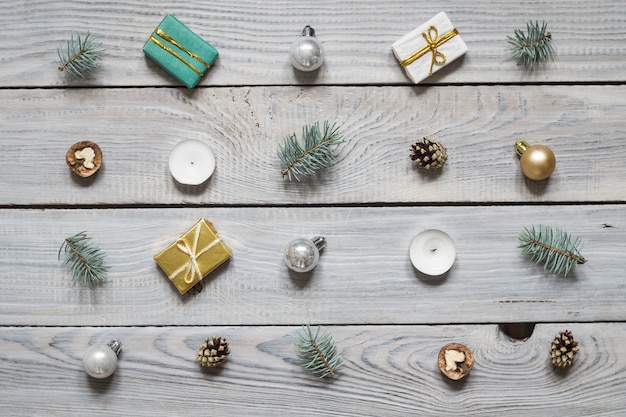 Décorations de Noël sur une surface en bois blanche. Vue de dessus
