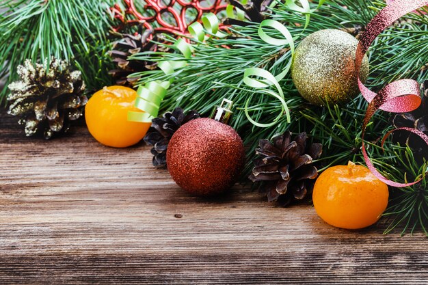 Décorations de Noël sur une surface en bois