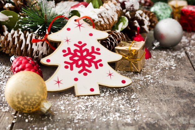 Décorations de Noël sur une surface en bois