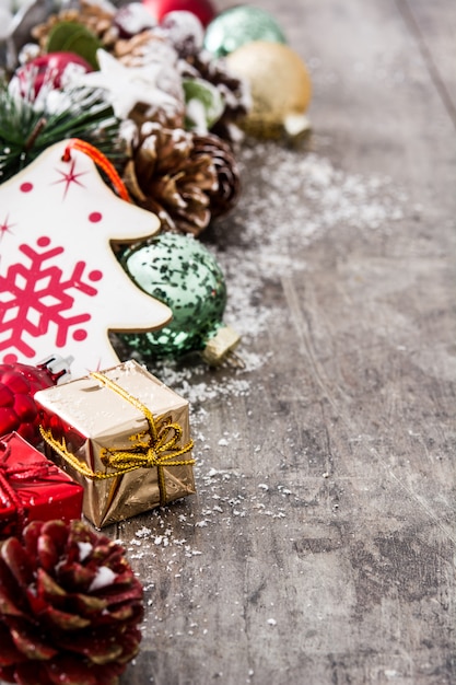 Décorations de Noël sur une surface en bois