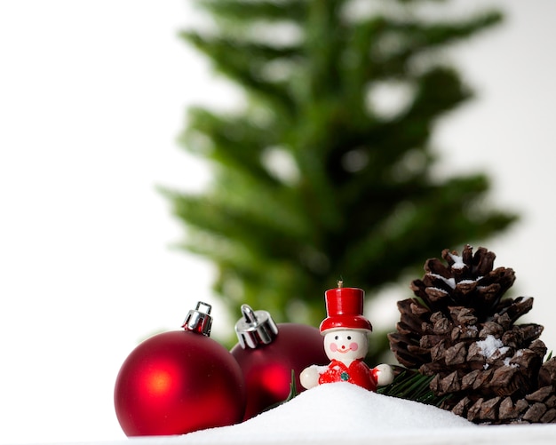 Décorations de Noël sur une surface enneigée