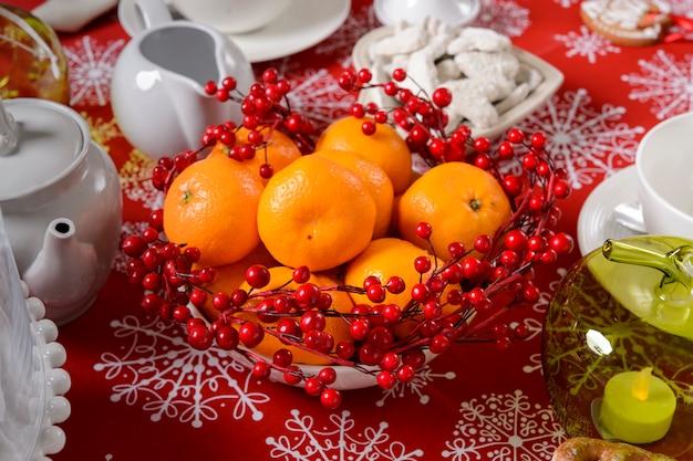 Photo décorations de noël sur table avec agrumes et rose musquée