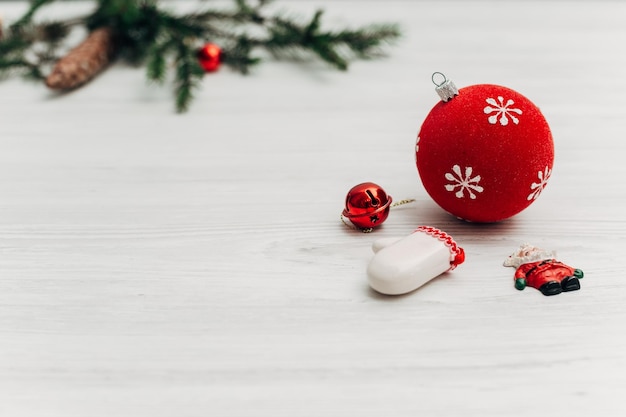 Décorations de Noël sur une table en bois blanc avec espace de copie