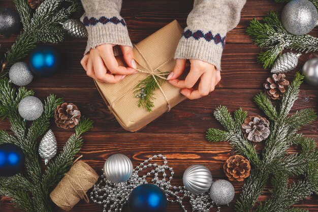 Décorations de Noël sur table en bois avec cadeau décoré