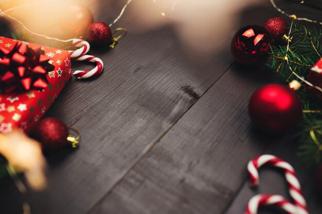 Décorations de Noël sur table en bois gris, cadeaux de Noël. photo de haute qualité