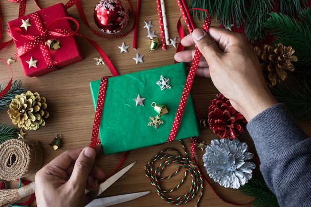 Décorations de Noël sur table en bois